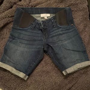 Maternity Bermuda shorts. Size 2 with elastic band.